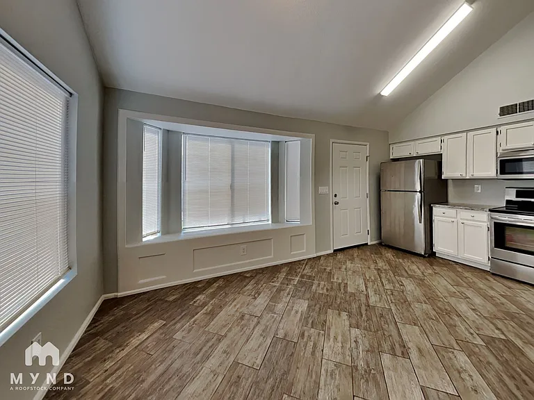 2265 W Ross Ave — Photo 7