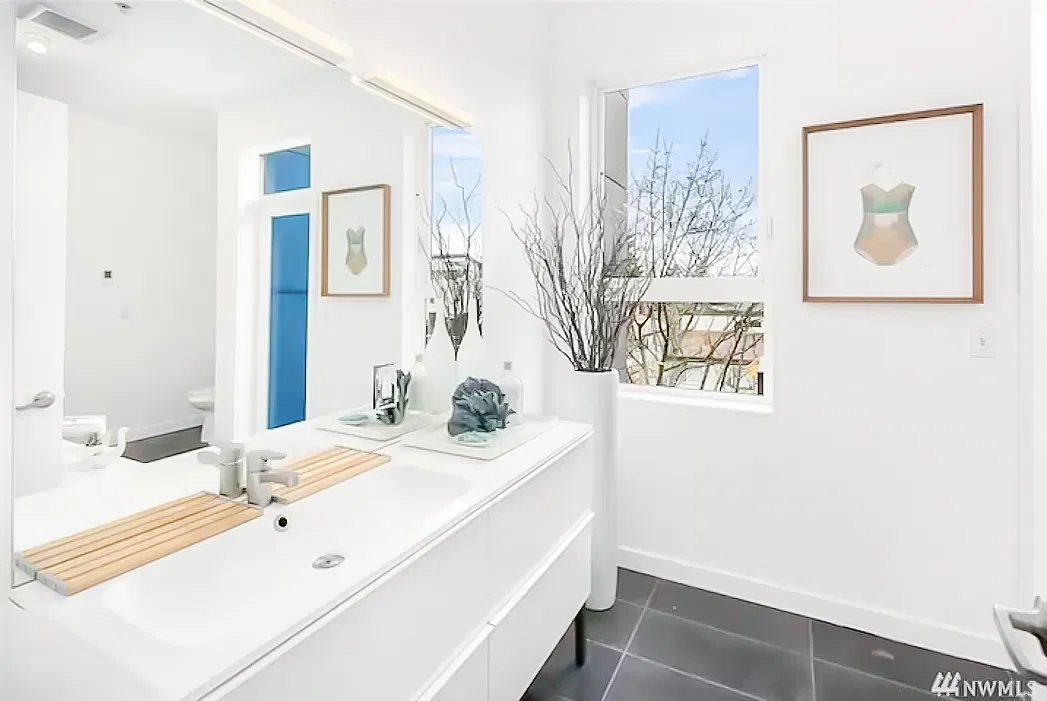 3 bed, 1.5 bath, 2483 sqft, $6,000 — Photo 3