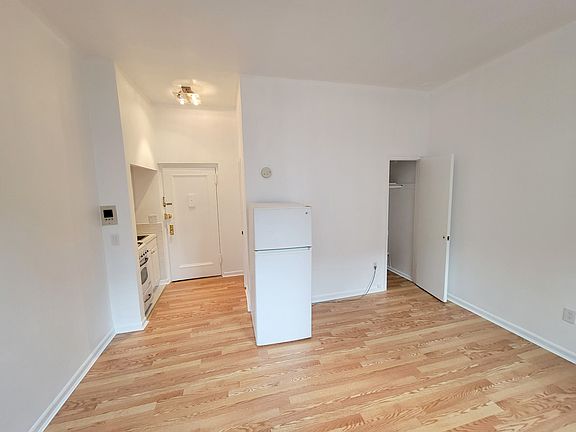 4th image of 40 W 95th St APT 2