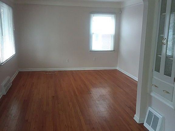 3rd image of 9944 Kinloch Ave