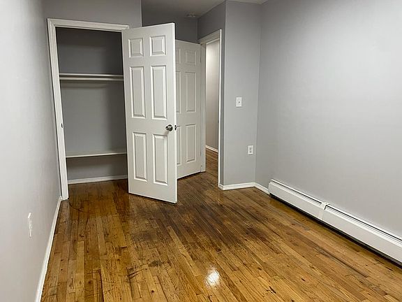 5th image of 948 E 227th St #Basement