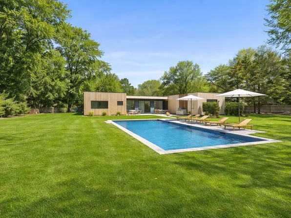 32 School St, East Hampton, NY 11937