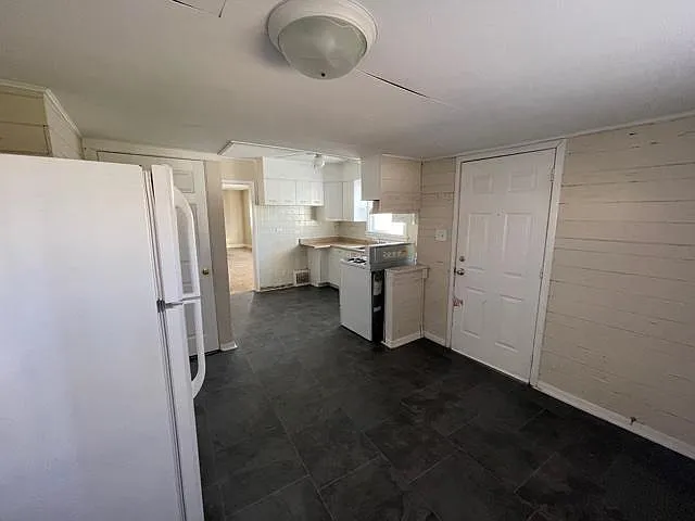 231 E Victoria St — Photo 5
