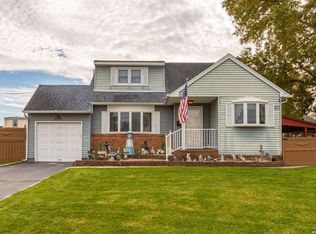 20 Patricia Ct, Massapequa, NY 11758