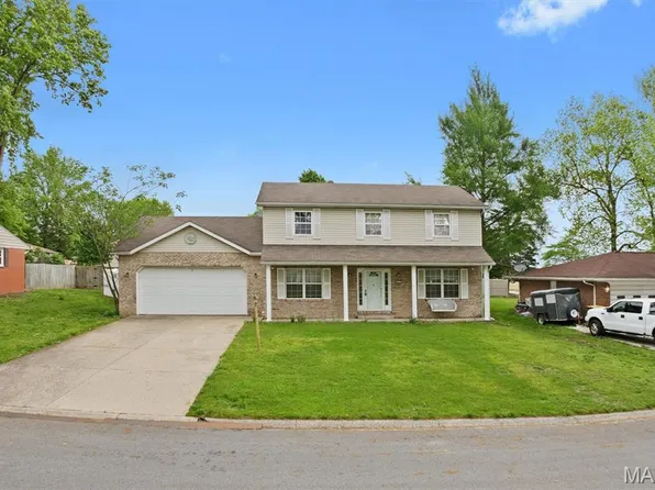 415 Hillcrest Dr, Lebanon, IL 62254
