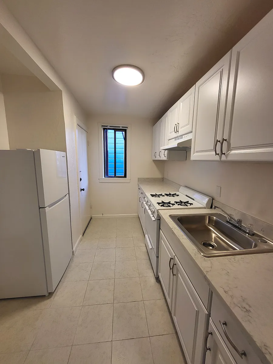 Building Photo - 1343 Taylor St #27