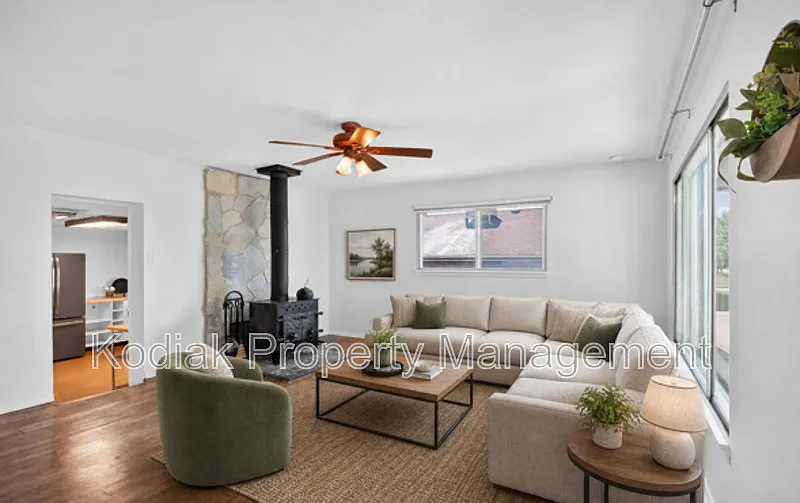 4 bed, 2.0 bath, 2272 sqft, $2,300 — Photo 4