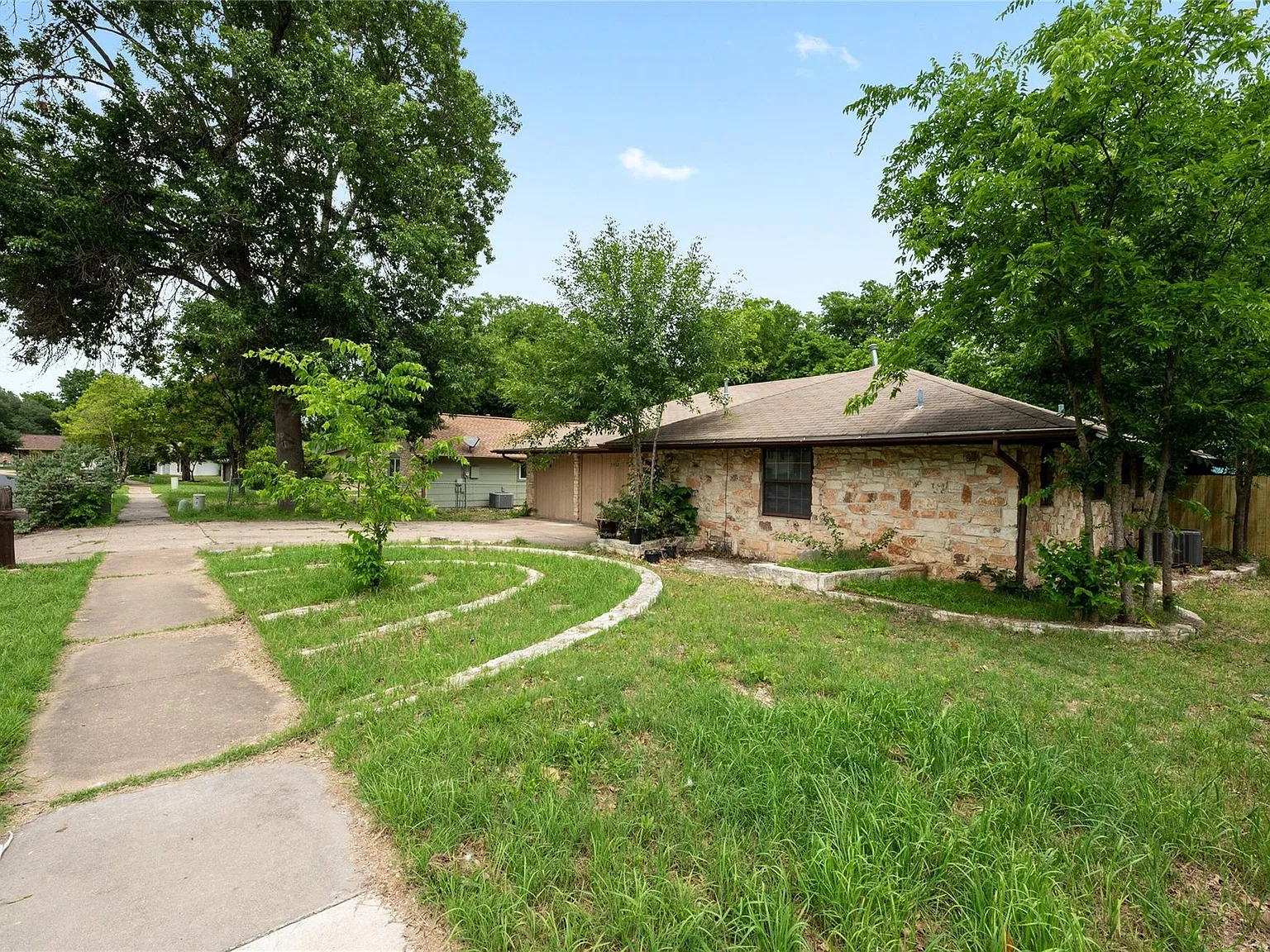 5 bed, 2.0 bath, 1854 sqft, $2,400 — Photo 2