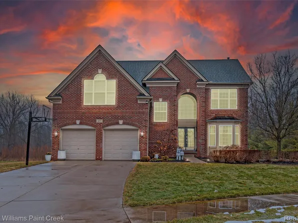 877 Wynstone Cir N, Oakland, MI 48363