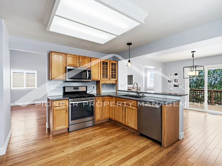333 Sanders Cir — Photo 9