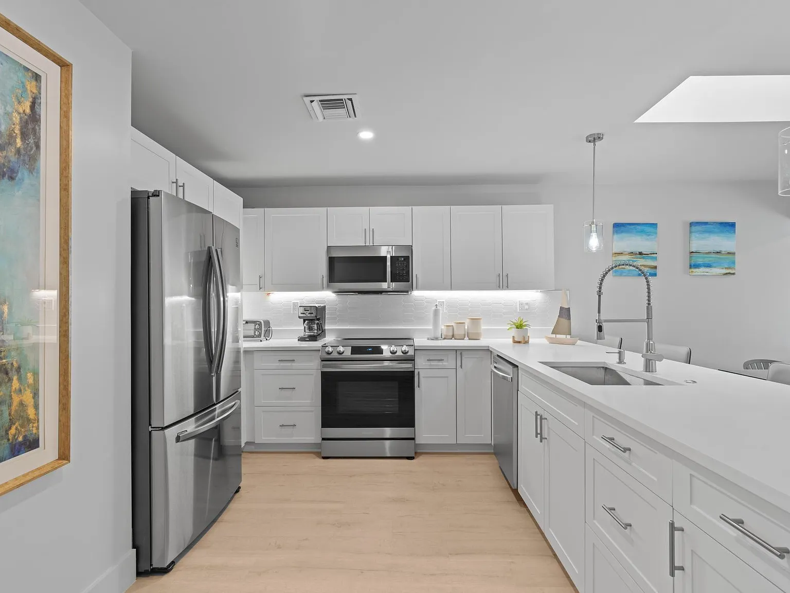 4 bed, 3.0 bath, 2640 sqft, $4,200 — Photo 3