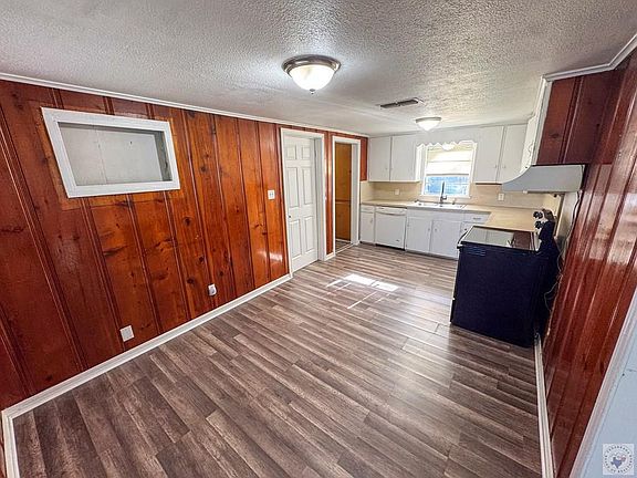 4th image of 801 E 12th St