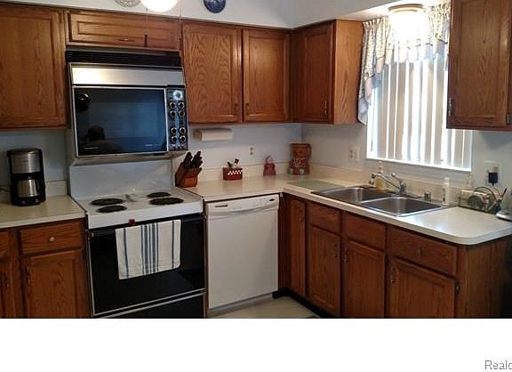 5th image of 784 Country Club Dr