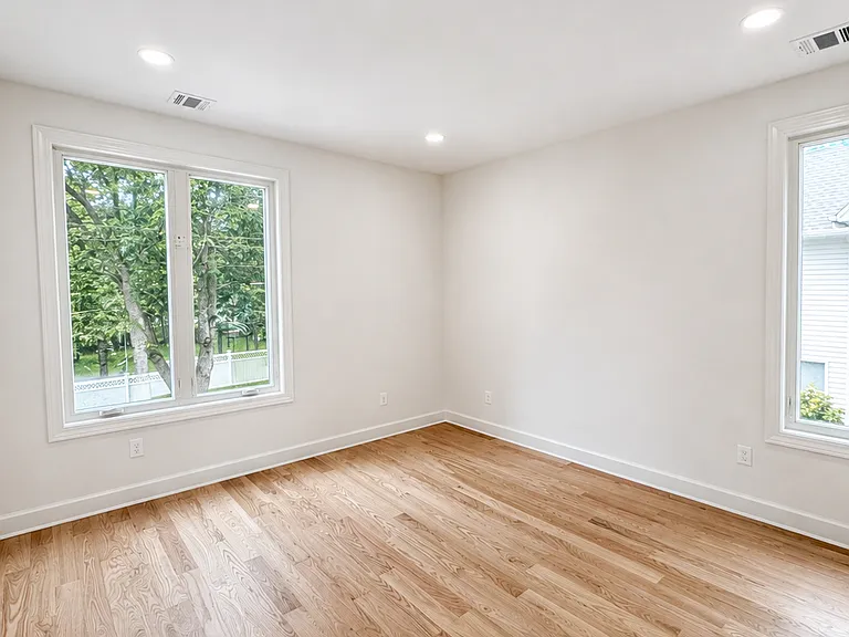 91 Madison Ave — Photo 23