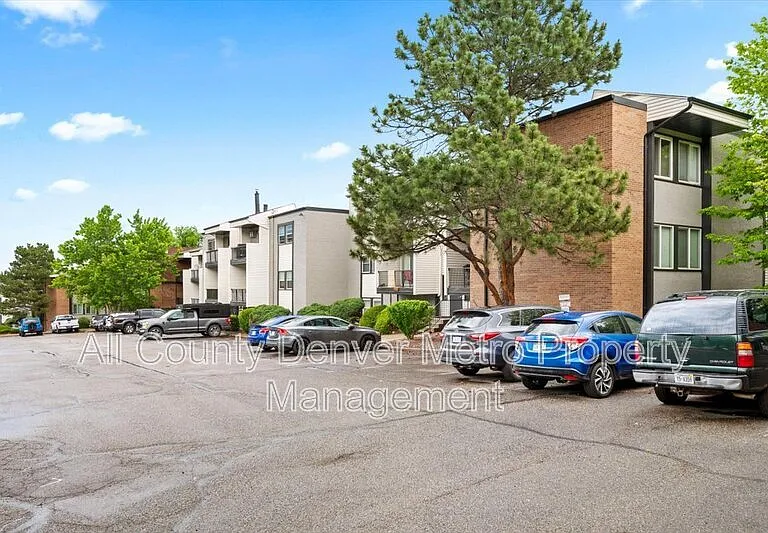 1400 Golden Cir #306 — Photo 2