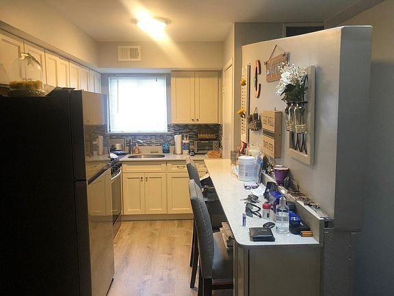 3rd image of 8 E Franklin Ln