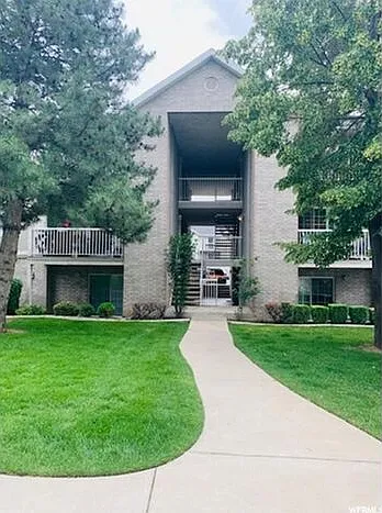 3 bed, 2.0 bath, 1023 sqft, $1,595 — Photo 4