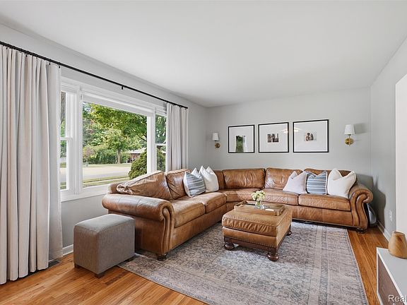 3rd image of 105 Highlake Ave