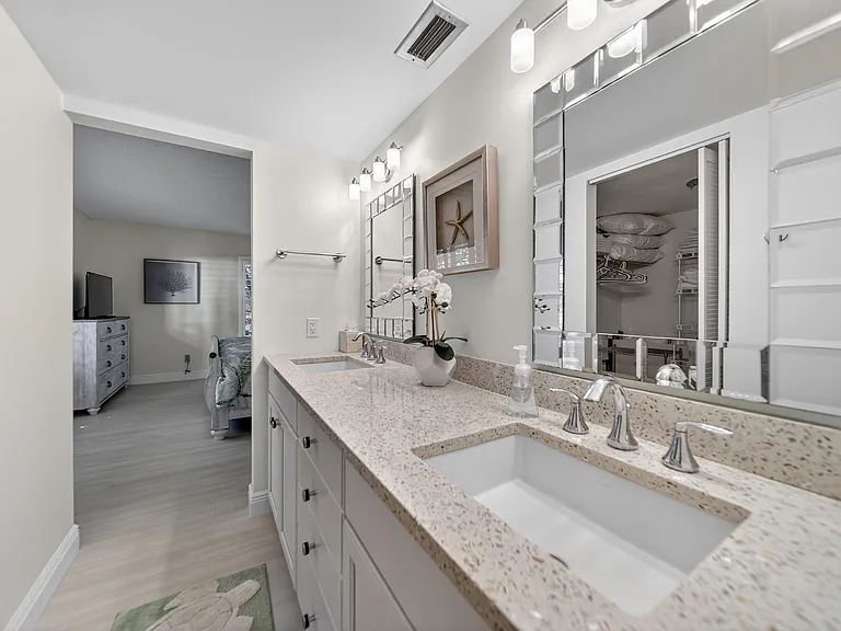 218 NE Edgewater Dr — Photo 33
