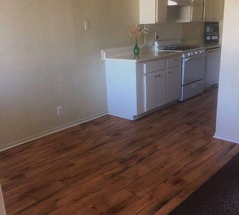 3rd image of 926 N Vine Ave APT 14
