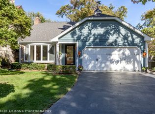 577 Lee St, Glen Ellyn, IL 60137