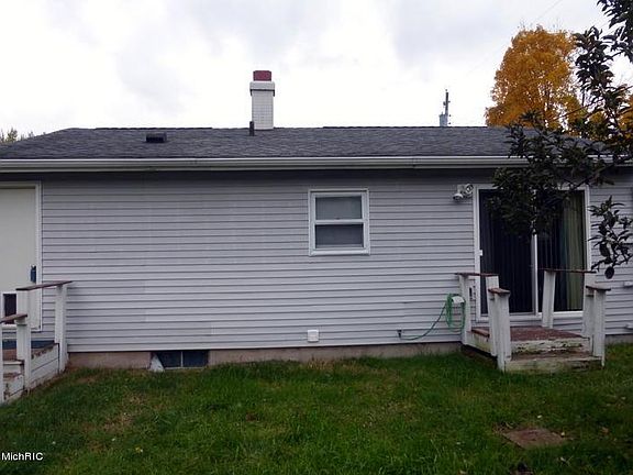 3rd image of 2328 Emerald Dr