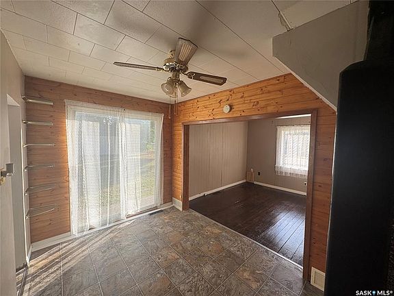 5th image of 109 Maple STREET