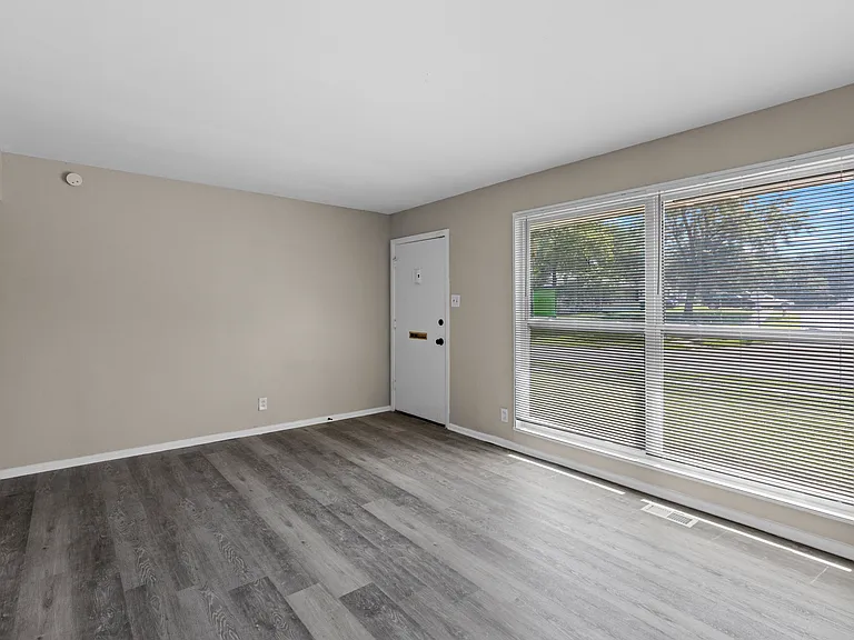 5677 Parchester Dr — Photo 14