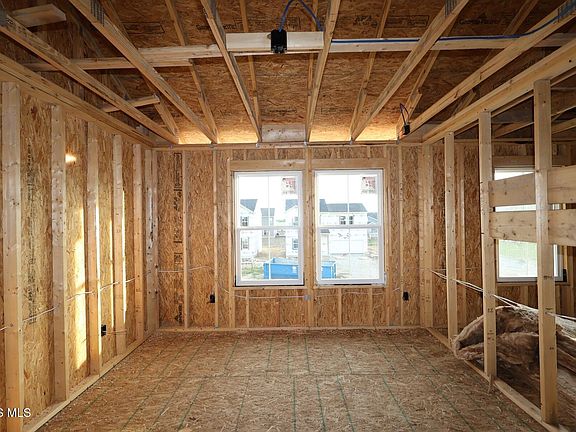 5th image of 925 Creekside Ln