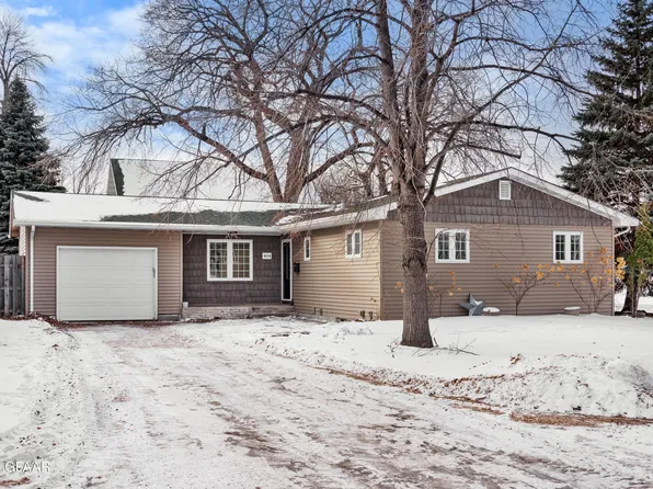 404 5th Ave SE, East Grand Forks, MN 56721