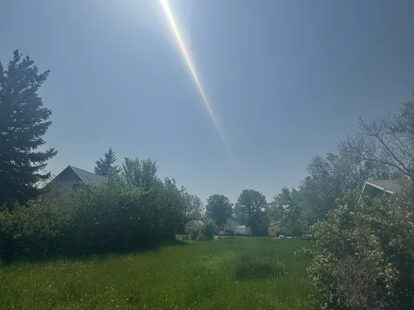 207 5th St NE, Crosby, ND 58730