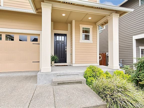 Beautiful Lennar Hickory resale welcomes you home.