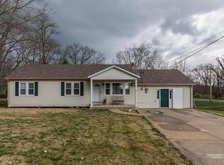 12 Circle Dr, Fenton, MO 63026