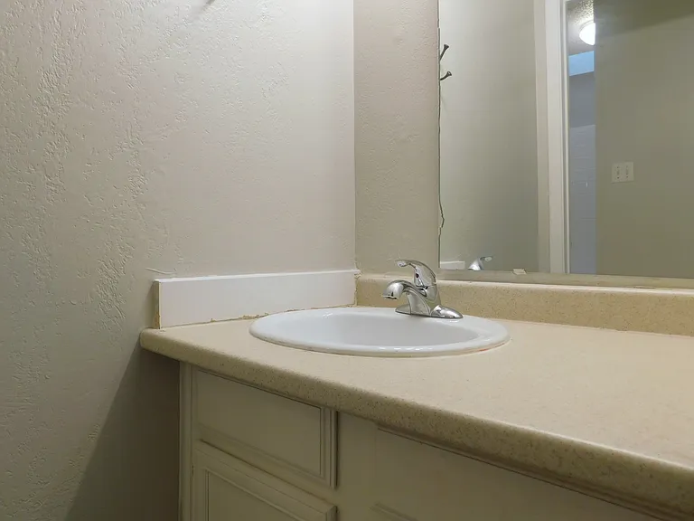 1915 Kingswood Ct — Photo 16