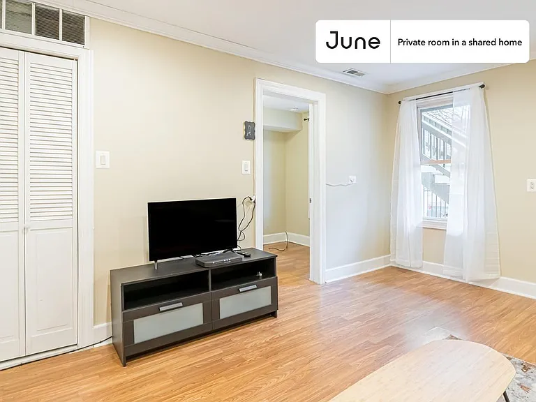 1639 W Superior St #C — Photo 12