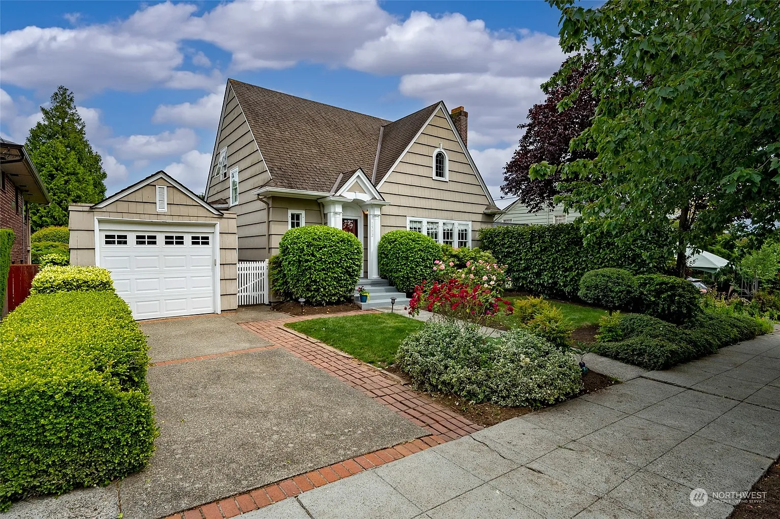 1512 Thorndyke Avenue W photo 1