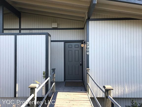 3rd image of 2904 E McLoughlin Blvd