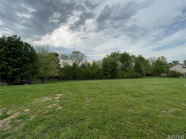 2335 English Crest Dr, Washington, MO 63090