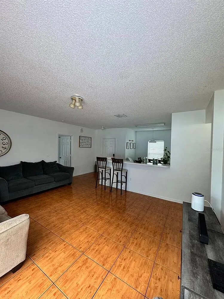 3 bed, 2.0 bath, 1377 sqft, $2,000 — Photo 4