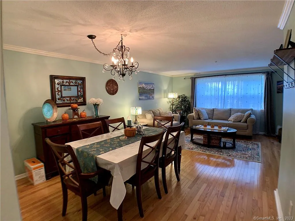 2 bed, 1.5 bath, 1414 sqft, $2,300 — Photo 3