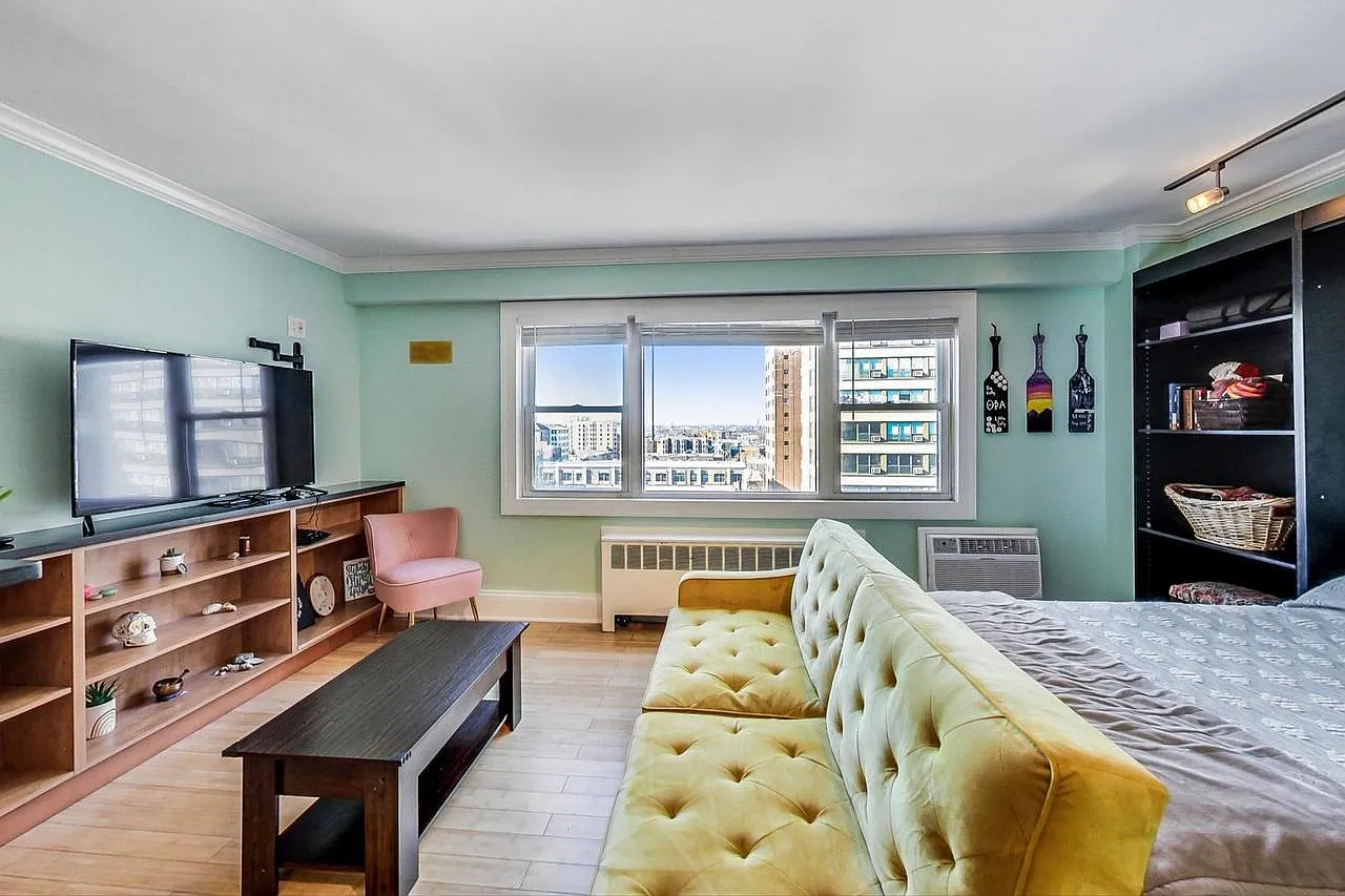 2909 N Sheridan Rd — Photo 3