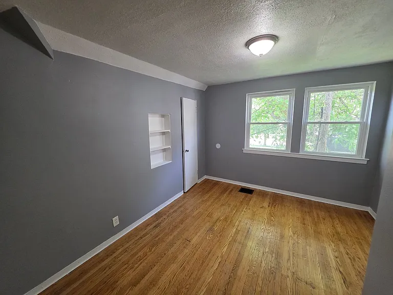 327 Glenwood Ave — Photo 17