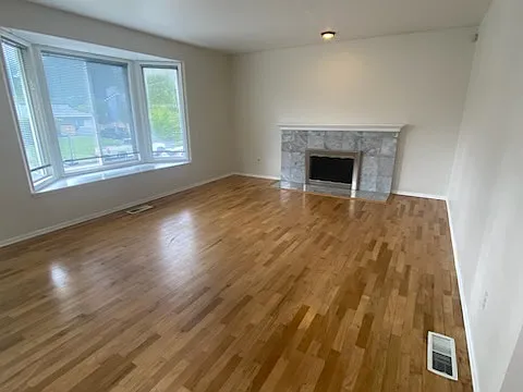 4 bed, 2520 sqft, $4,300 — Photo 3