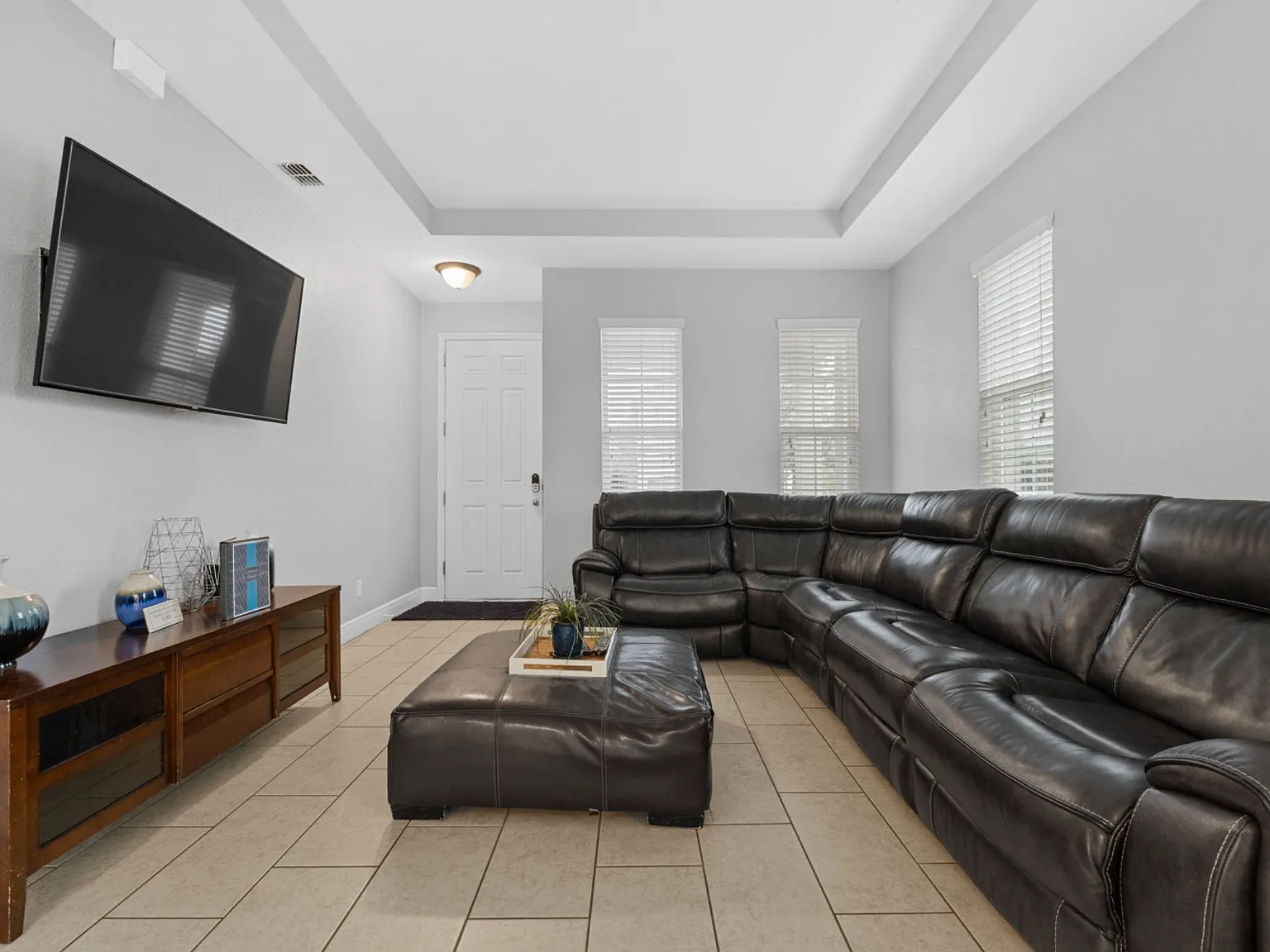 4 bed, 3.5 bath, 2231 sqft, $2,600 — Photo 2