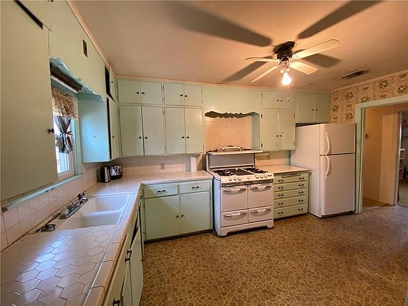 3rd image of 310 N Lampasas St