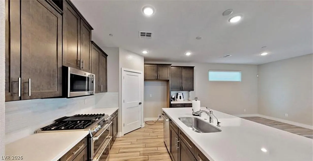 4 bed, 2428 sqft, $3,100 — Photo 2