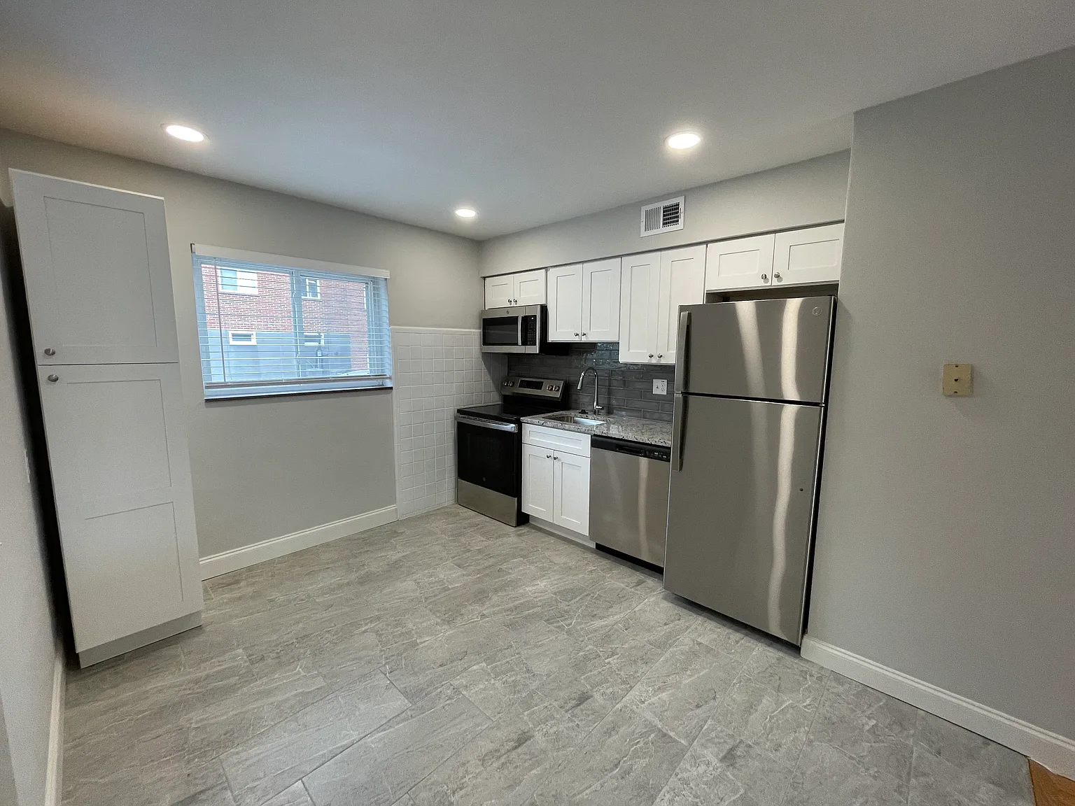2 bed, 900 sqft, $1,350 — Photo 2