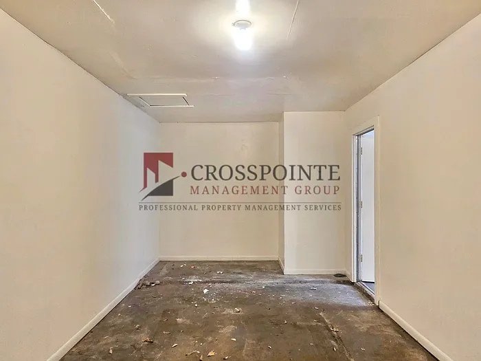 111 Queens Ct — Photo 16