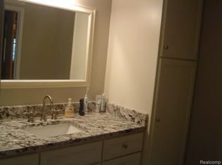 659 Beardslee Dr, Lake Orion, MI 48362