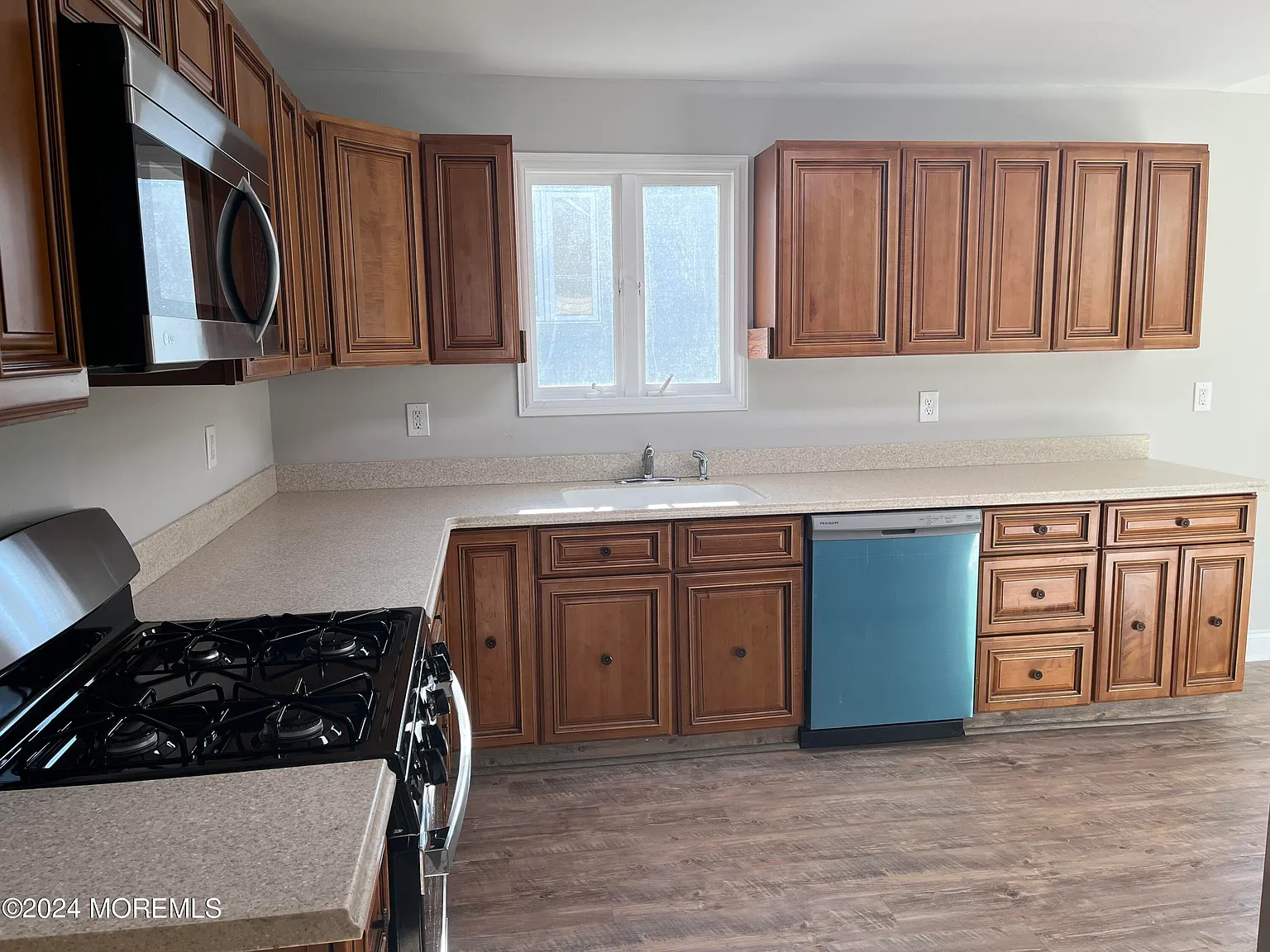 4 bed, 2.0 bath, 1421 sqft, $3,300 — Photo 3